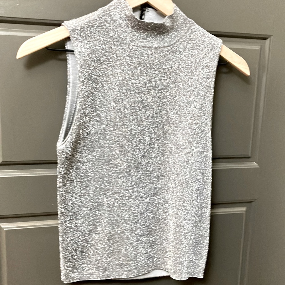 nwt alice and olivia silver sleevless fitted top